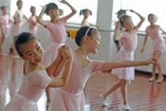 女孩學(xué)跳舞還是畫畫好？學(xué)跳舞和學(xué)畫畫哪個(gè)好？[多圖]