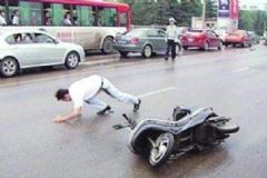 為什么下雨天容易摔跤？下雨天電動車打滑怎么回事？[多圖]