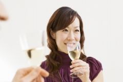 打玻尿酸后多久能喝酒？注射玻尿酸幾天能喝酒？[圖]