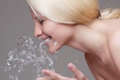 用卸妝水之前需要用水打濕嗎？用卸妝水之前用洗臉嗎？[多圖]