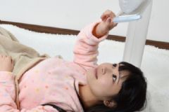 躺著看手機對眼睛的危害？睡著看手機對眼睛的傷害？[圖]