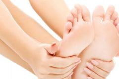 如何用搟面杖按摩腳底？按摩腳底的好處有哪些？[圖]