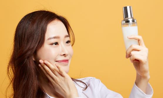 使用保濕爽膚水要用化妝棉嗎？爽膚水的使用誤區(qū)揭秘！