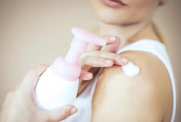 身體乳是洗完澡擦干后涂嗎？身體乳用完要洗掉嗎？