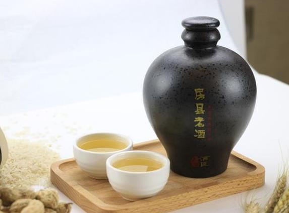 黃酒的釀造方法 蒸煮加酒曲,糖化,發酵壓榨,過濾煎酒貯存勾兌