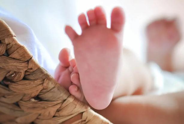 嬰兒奶粉可以和母乳一起喝嗎？嬰兒吐奶有奶瓣是怎么回事？