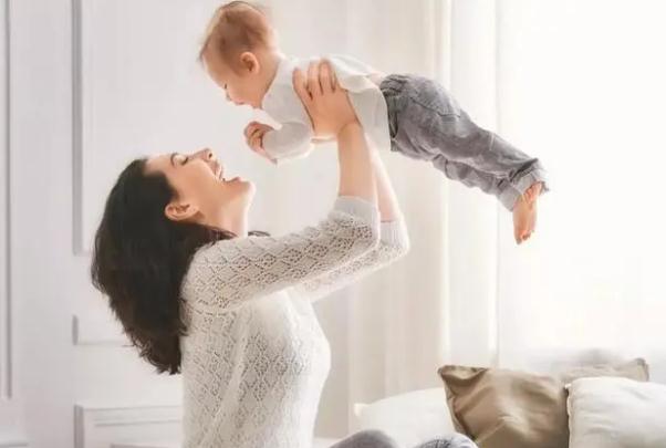 嬰兒溢奶頻繁是消化不良嗎？嬰兒溢奶從鼻子里冒出來有什么危害？