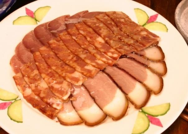 臘肉出油了還要曬嗎 干燥4-5天左右,出油過量質地變干