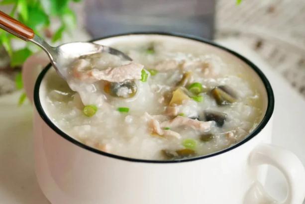 皮蛋瘦肉粥皮蛋要先煮熟嗎？皮蛋瘦肉粥的做法是什么？