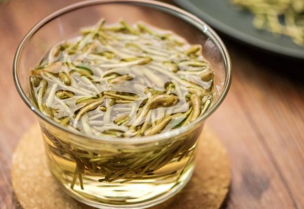 用金銀花茶去口臭要注意哪些？金銀花茶變成綠色能喝嗎？