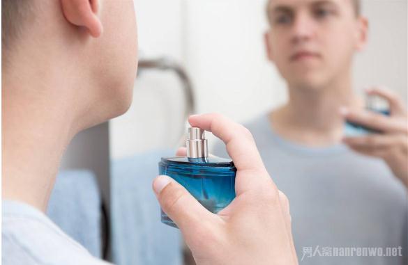 不同年齡男士怎么選香水？男士香水多久噴一次？